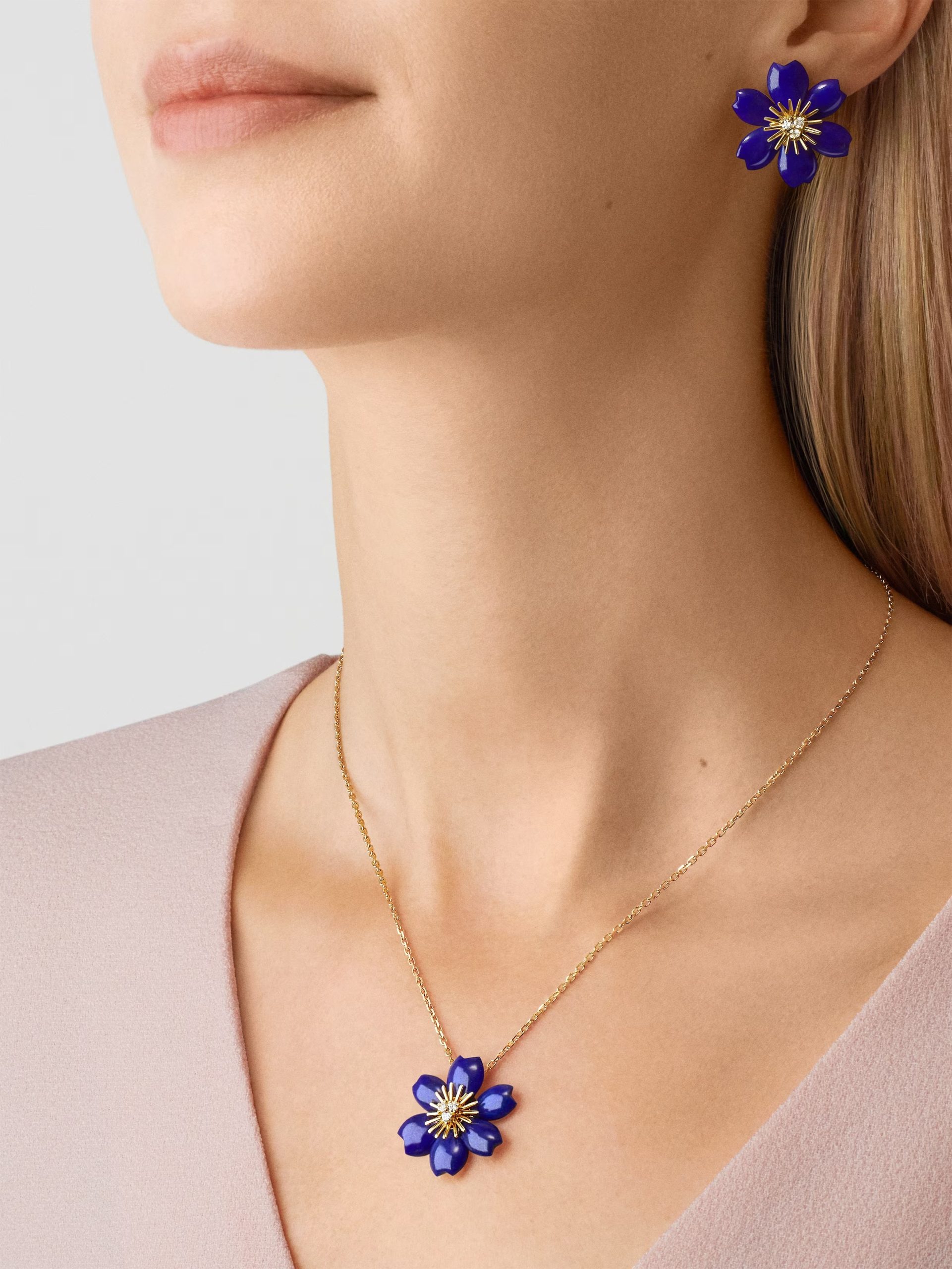 Rose de Noël pendant, mini model 18K yellow gold, Diamond, Lapis Lazuli VCARP7T200